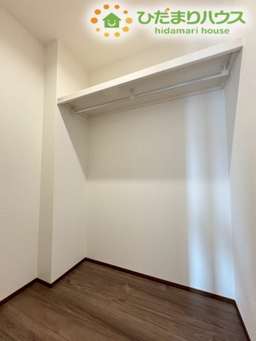 深谷市萱場　第10期　新築一戸建て　ワイウッドコート　06の収納|型崩れさせたくない衣類を綺麗に並べてしまっておけるウォークインクローゼットです！上部にはバッグや季節もののアイテムを置ける棚があり、お部屋の中に荷物を溢れさせることなく、すっきり広々と使えます！
