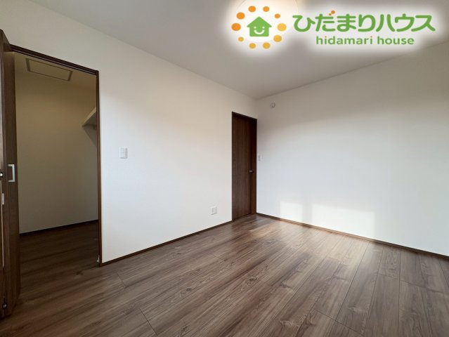 深谷市萱場　第10期　新築一戸建て　ワイウッドコート　06の子供部屋|白を基調とした壁紙とダークブラウンの床が調和した子供部屋に最適な洋室です。シンプルな形状なので机やベッドのレイアウトがしやすく、お子様の成長に合わせたお部屋作りをののびのびと楽しめますね！