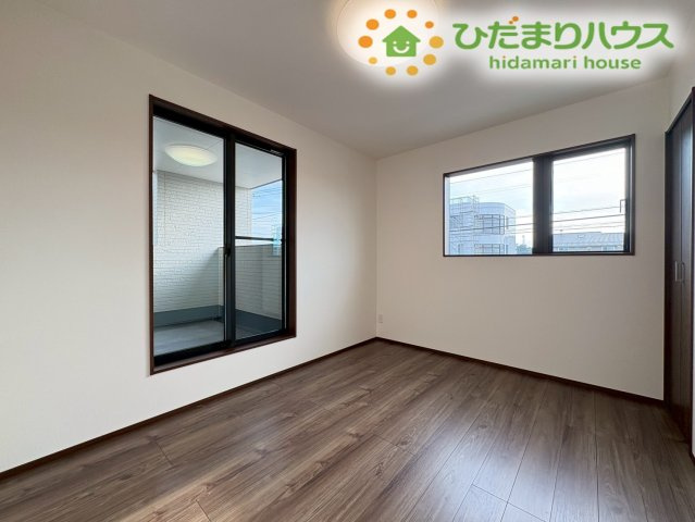 深谷市萱場　第10期　新築一戸建て　ワイウッドコート　06の子供部屋|2つの窓から心地よい風が通り抜ける、明るく開放感のあるお部屋です！日中は電気をつけなくても自然な光の中で心地よく過ごすことができ、毎日の勉強や遊びの時間をのびのびと快適に過ごせる空間です♪