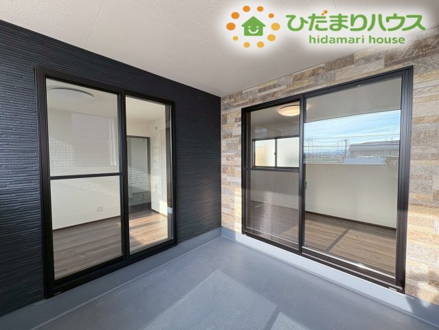 深谷市萱場　第10期　新築一戸建て　ワイウッドコート　06のバルコニー|急な雨の際も濡れにくい設計のンナーバルコニーです！お洗濯物や布団を一度にたくさん干せる広さがあり、お日様の光を浴びながらカラッと気持ちよく乾かすことができます！