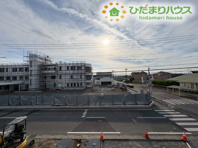 深谷市萱場　第10期　新築一戸建て　ワイウッドコート　06の展望|シックな黒の手すりと外壁に囲まれた、インナー風の落ち着いたバルコニーです！お洗濯物や布団を一度にたくさん干せる広さがあり、お日様の光を浴びながらカラッと気持ちよく乾かすことができますね♪