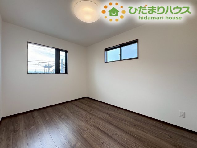 深谷市萱場　第10期　新築一戸建て　ワイウッドコート　06の洋室|高い位置に横長の小窓を配置し、プライバシーと採光を両立させた洋室です！家具を壁際に寄せやすくレイアウトの自由度が高いため、書斎や趣味のお部屋、お子様の個室などライフスタイルに合わせて使えます！