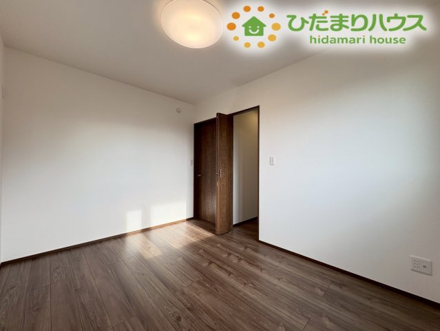 深谷市萱場　第10期　新築一戸建て　ワイウッドコート　06の洋室|クローゼットが備わった、スッキリとした形状の洋室です！収納スペースがたっぷりあるため、お部屋をより広く有効活用できます！