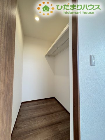 深谷市萱場　第10期　新築一戸建て　ワイウッドコート　06の収納|奥行きがあり、衣類から大きな荷物までまとめて保管できる大型クローゼットです！中に入って荷物を整理しやすく、ハンガーに掛けたお洋服がひと目で確認できるため、お出かけ前の準備もスムーズに行えます◎