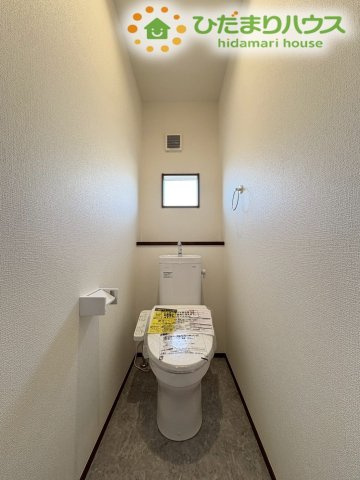 深谷市萱場　第10期　新築一戸建て　ワイウッドコート　06のトイレ|2階部分に設けられた、シンプルで使い勝手の良いトイレです！忙しい朝の準備時間帯に家族の間で使用が重なっても安心なほか、夜中に1階まで階段を下りることなく利用できるためとても便利です♪