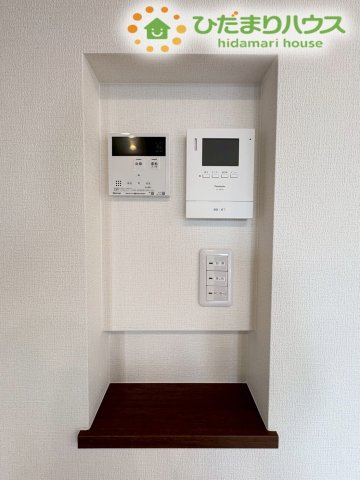 深谷市萱場　第10期　新築一戸建て　ワイウッドコート　06のセキュリティ|来客時の対応に安心な、録画機能も備わったTVモニター付きインターホンです！リビングの壁面をスッキリと凹ませたニッチ部分に設置されており、空間の邪魔をしないスマートな配置になっているのが特徴です！