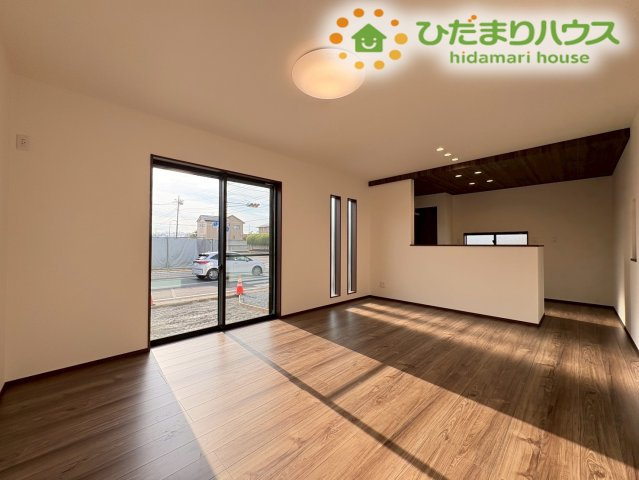 深谷市萱場　第10期　新築一戸建て　ワイウッドコート　06の居間・リビング|大きい窓から心地よい自然光がしっかりと差し込むリビングです！対面式キッチンから部屋全体を見渡せる開放的な配置になっており、お料理をしながらでもリビングにいるご家族の様子を見守れて安心です(*^^*)