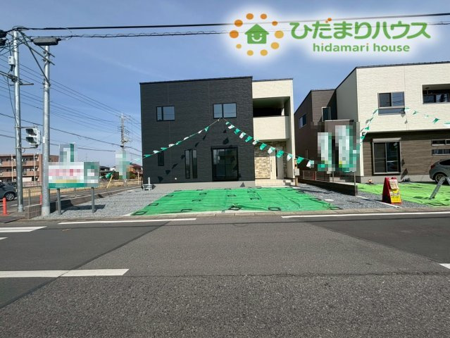 深谷市萱場　第10期　新築一戸建て　ワイウッドコート　06の駐車場|平坦で使いやすい駐車場スペースです！2台の車を並べて停められるゆとりがあるため、ミニバンなどの大きめのファミリーカーや、自転車などを置いておくのにも重宝します！