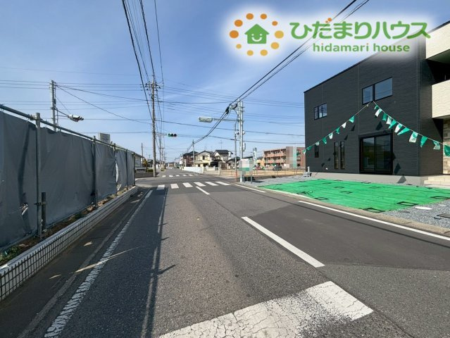 深谷市萱場　第10期　新築一戸建て　ワイウッドコート　06の前面道路含む現地写真|物件の前に広がる舗装された綺麗な前面道路の様子です！幅員がしっかりあるため、駐車が苦手な方も安心◎角地のため開放感がありますね！