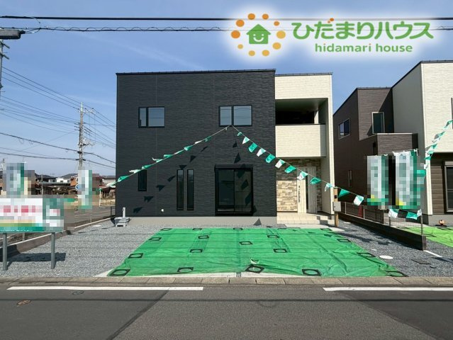深谷市萱場　第10期　新築一戸建て　ワイウッドコート　06の外観|青空に映えるモダンな外観を別のアングルから捉えた写真です！建物前面がすっきりと開けているため、陽当たりや通風もしっかり確保しやすく、毎日の帰宅時にも清々しい気持ちにさせてくれる佇まいですね★