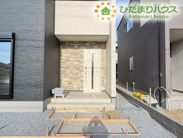 深谷市萱場　第10期　新築一戸建て　ワイウッドコート　06のエントランス|玄関ドアの手前に緩やかなアプローチ階段を設けたエントランスです！モダンな外壁のアクセントが際立つお洒落なデザインで、屋根が少しせり出しているため、雨の日の鍵開け時も濡れにくく便利です！
