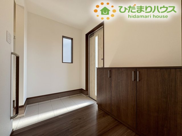 深谷市萱場　第10期　新築一戸建て　ワイウッドコート　06の玄関|温かみのある木目調のシューボックスが備え付けられた玄関ホールです！横に窓が配置されているため暗くなりがちな玄関内を優しく照らしてくれて、毎日気持ちよく家族を送り出し、出迎えることができます♪