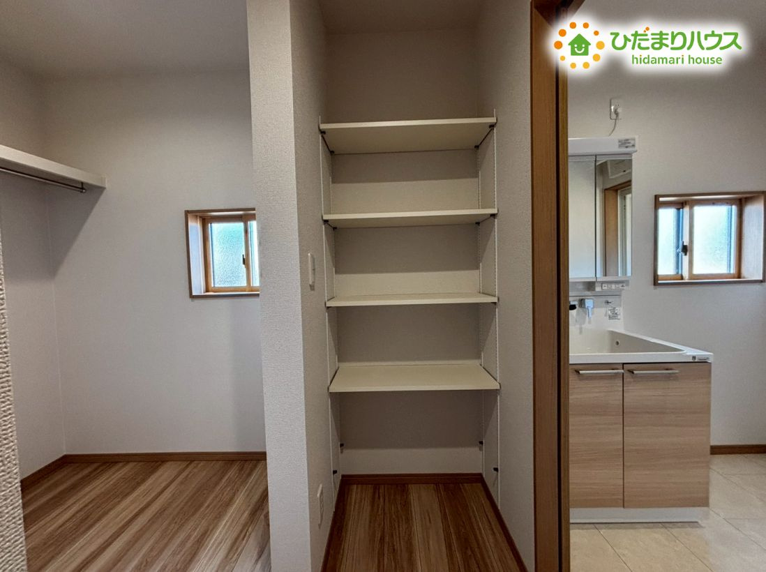 深谷市上野台　第59期　新築一戸建て　ワイウッドコート　01の収納|洗面横にある可動棚付きの収納スペースです。タオルや洗剤を置くスペースとして活用できます！