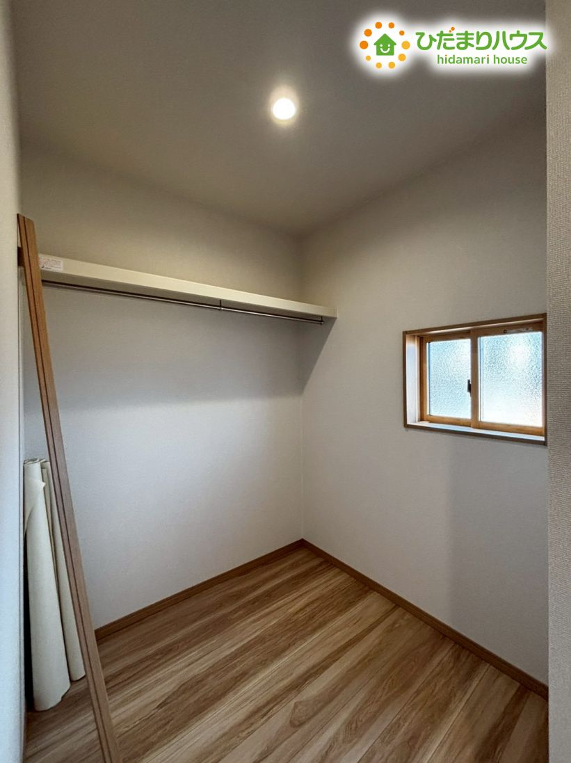 深谷市上野台　第59期　新築一戸建て　ワイウッドコート　01の収納|ハンガーパイプが付いた、奥行きにゆとりのある大型収納スペースです！旅行用のスーツケースや季節ものの布団、お雛様などのイベントグッズもすっぽり収まるため、居住スペースをいつでも広く使えます◎