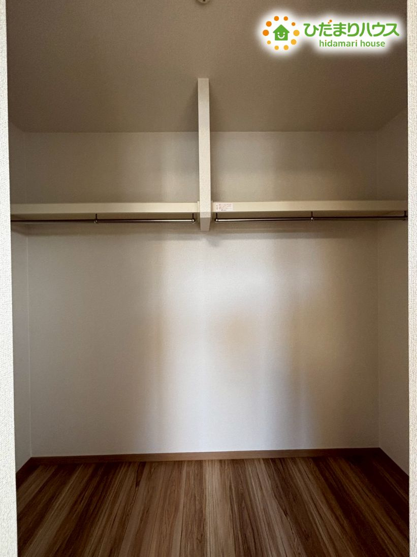 深谷市上野台　第59期　新築一戸建て　ワイウッドコート　01の収納|ハンガーパイプがしっかりと備わった、大容量のウォークインクローゼットです！お洋服を畳まずにたくさん掛けられるため、衣替えの手間が省けます！帽子やバッグなどのファッション小物も綺麗に並べて収納できます！