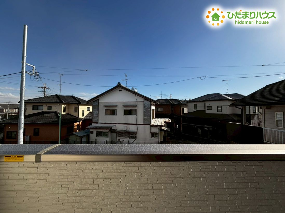 深谷市上野台　第59期　新築一戸建て　ワイウッドコート　01の展望|バルコニーからは遮るもののない広大な青空と、落ち着いた街並みが見渡せます！心地よい風が吹き抜ける開放的なロケーションで、家事の合間に外の景色を眺めて、ホッと一息つきながらリフレッシュできます♪