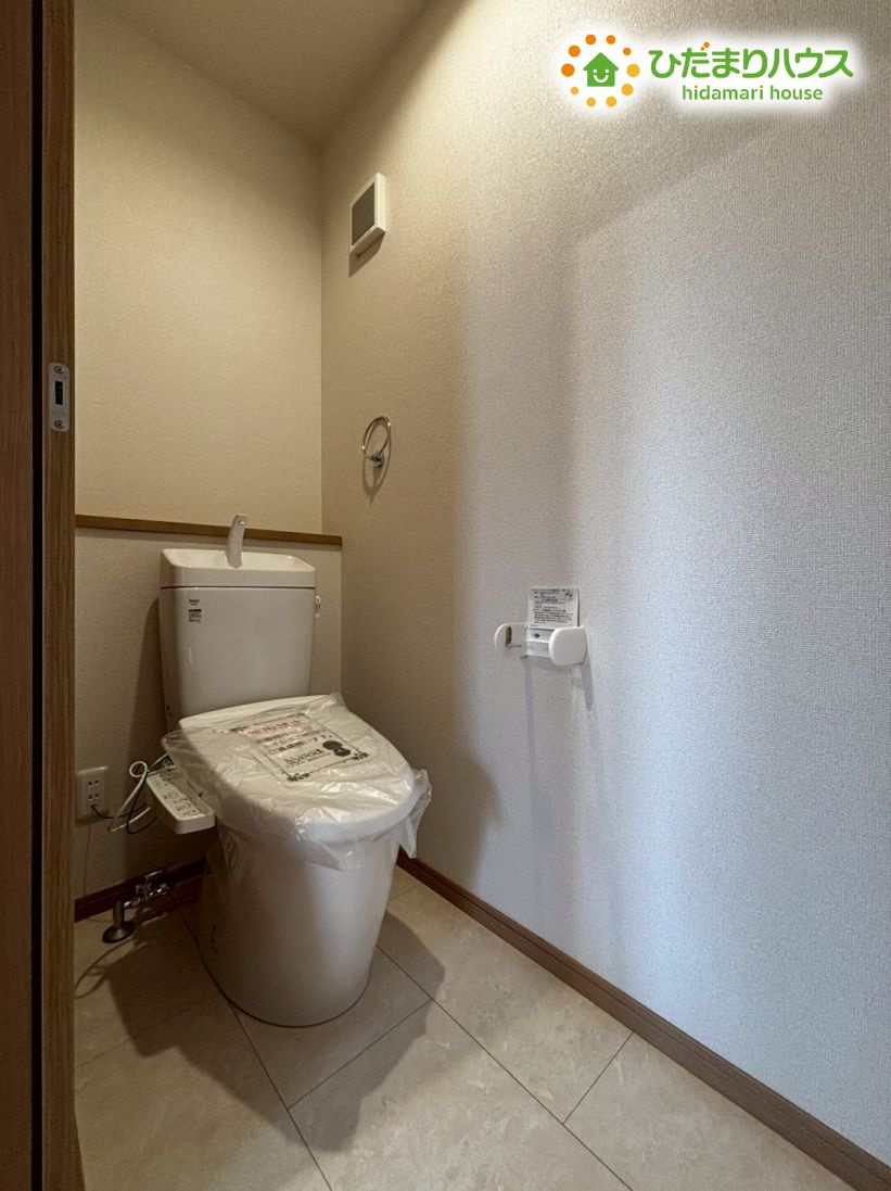 深谷市上野台　第59期　新築一戸建て　ワイウッドコート　01のトイレ|各階にトイレが設置されているため、朝の忙しい時間帯でも家族間での順番待ちを気にせず快適に使用できます！ホワイトを基調とした明るく清潔感のある造りで、毎日のお手入れも簡単に行えるのが嬉しいポイントです！