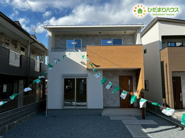 深谷市上野台　第59期　新築一戸建て　ワイウッドコート　01の外観|青空に綺麗に映える木目調のアクセントがお洒落な戸建て住宅です！周辺は落ち着いた雰囲気の住宅街で、日当たりや通風も良好です◎毎日の帰宅時に我が家を見るたび、あたたかい気持ちになれる素敵な佇まいです！