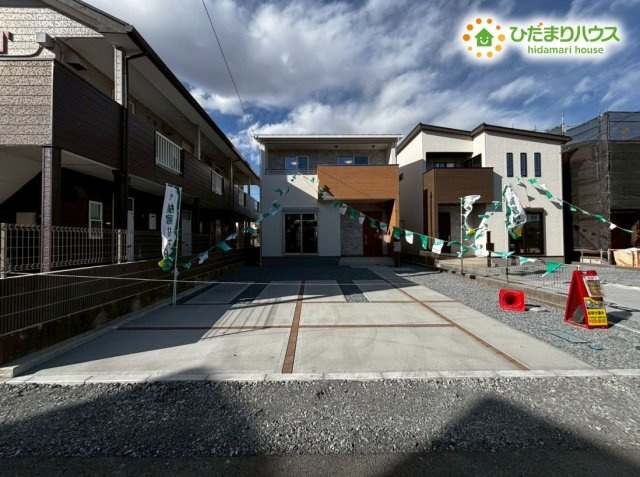 深谷市上野台　第59期　新築一戸建て　ワイウッドコート　01の駐車場|敷地内に車を2台並列で駐車できる、ゆとりあるカースペースです。道路からの高低差がなく平坦なため、バックでの駐車が苦手な方でも安全に出し入れできます！自転車や三輪車を置くスペースにも最適です！