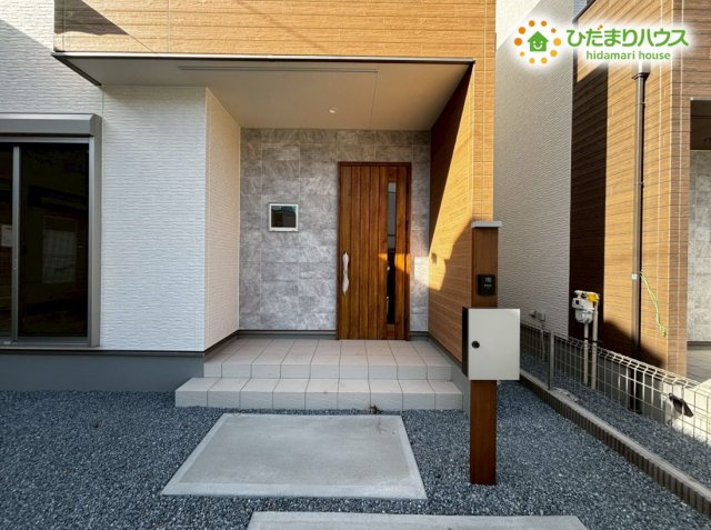 深谷市上野台　第59期　新築一戸建て　ワイウッドコート　01の玄関|木目調のドアがお洒落な玄関ポーチです。ポーチ部分が広いので、雨の日に傘を差しながら鍵を探したり、来客の対応もスムーズにできます！