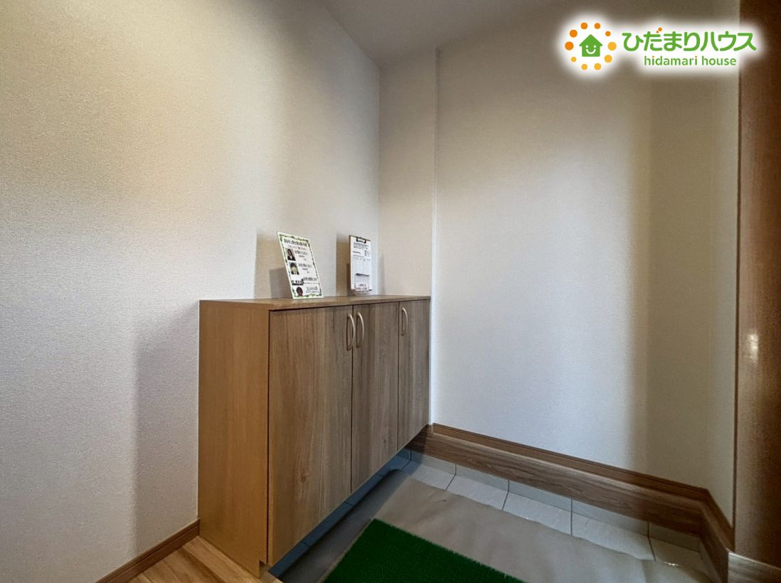 深谷市上野台　第59期　新築一戸建て　ワイウッドコート　01の玄関|すっきりとした空間を保てる、便利なロータイプのシューズボックス付きの玄関です！カウンター部分にお気に入りのインテリアやグリーンを飾って、明るく爽やかな雰囲気で大切なゲストを気持ちよく迎えられます^^