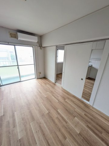 ヴィラナリー上越Ⅱの居間・リビング