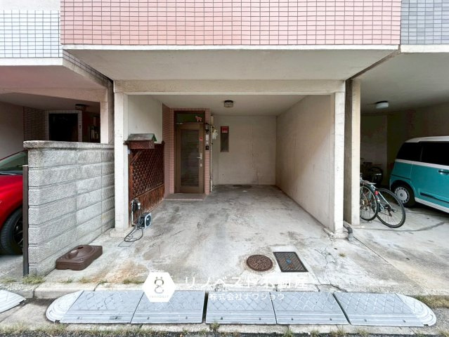 東大阪市新庄1丁目中古戸建の駐車場|車庫1台分有。前面道路も広く、駐車時も楽々♪