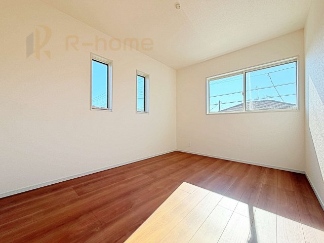 土浦市板谷4丁目25-P1　新築戸建て　1号棟の洋室|2面窓の風通しの良い洋室です♪差し込む暖かな陽当たりで、室内がくつろげる空間に早変わりです♪