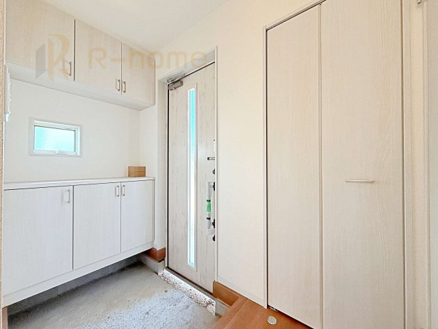 土浦市板谷4丁目25-P1　新築戸建て　1号棟の玄関|気持ちよくご家族やゲストを送迎できる穏やかな雰囲気の玄関♪大きな下駄箱で玄関廻りスッキリ♪