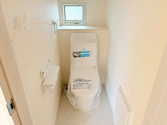 土浦市板谷4丁目25-P1　新築戸建て　1号棟のトイレ|温水洗浄便座付きのトイレ。
トイレが２ヵ所設置で朝の忙しい時間でも安心です。