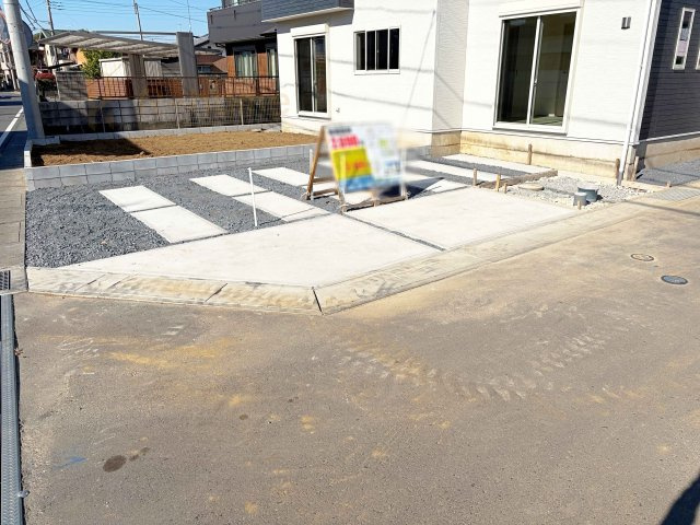 土浦市板谷4丁目25-P1　新築戸建て　1号棟の駐車場|カースペースは3台完備。ゲスト用のスペースも確保できますね♪