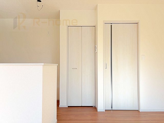 土浦市板谷4丁目25-P1　新築戸建て　1号棟の収納|キッチンにはパントリーを設置！キッチン回りの整理整頓の悩みも解決♪