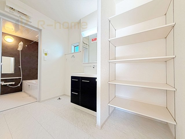 土浦市板谷4丁目25-P1　新築戸建て　1号棟の洗面所|たっぷり収納できる可動棚！タオルや着替えがスッキリ片付きます♪