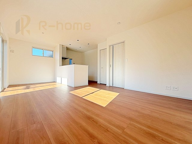 土浦市板谷4丁目25-P1　新築戸建て　1号棟の居間・リビング|広くて明るいＬＤＫ♪ ゆったりくつろげるリビングスペースで、ご家族皆様の笑顔が溢れます。