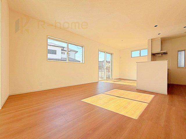 土浦市板谷4丁目25-P1　新築戸建て　1号棟の居間・リビング|広くてとっても明るいLDK♪ストック品などの収納に便利なパントリー付き♪