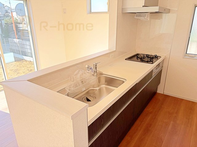 土浦市板谷4丁目25-P1　新築戸建て　1号棟のキッチン|料理をしながら家族とコミュニケーションが取れる対面式システムキッチン。