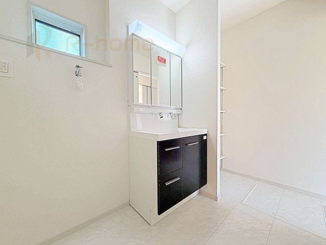 土浦市板谷4丁目25-P1　新築戸建て　1号棟の洗面所|三面鏡の使いやすい洗面台です。タオルや衣類の収納に便利な可動棚付き！