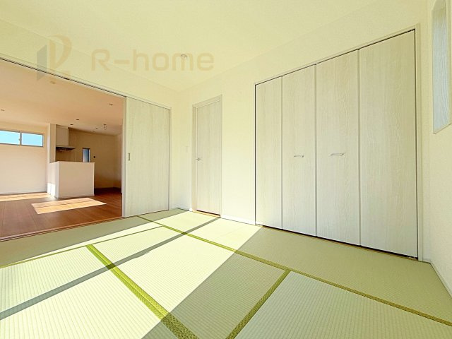 土浦市板谷4丁目25-P1　新築戸建て　1号棟の和室|フローリングより衝撃が少ない和室は、ご両親のお部屋やキッズスペース、客間としても活用頂けます。