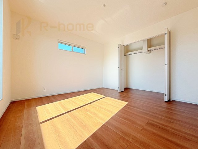 土浦市板谷4丁目25-P1　新築戸建て　1号棟の洋室|どんな部屋家具も合わせやすいシンプルな洋室！
たっぷりの日差しと心地よい風が舞い込む住まい♪