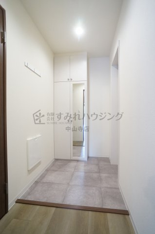 源ハイツの玄関