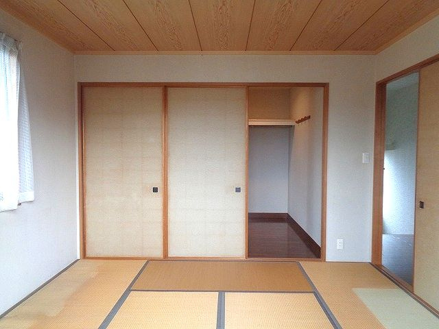 【和室】 | 小倉南区徳力新町2丁目戸建 | 2階和室。広い納戸がついています。