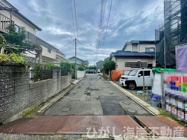 平塚市寺田縄　新築戸建　の前面道路含む現地写真|9月13撮影　建築中　現地外観
