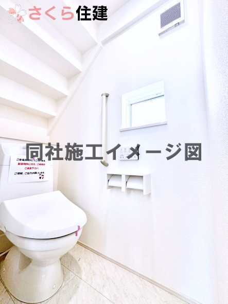 東岡本町1期　Ａ号棟の内観：施工例|同社施工物件の写真です。階段下を有効活用したトイレ