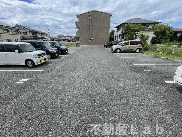 ピソラフィネの駐車場