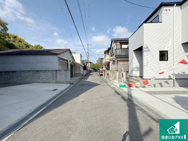 29(土)30(日)現地説明会！◆羽曳野市白鳥　限定1邸の前面道路含む現地写真|周辺は閑静な住宅街！前面道路広々で車の出し入れも便利です。駐車が苦手な方でも安心して車庫入れできます！