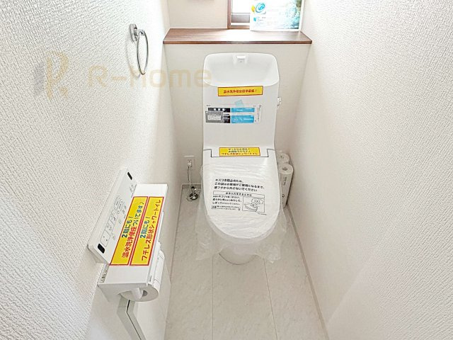土浦市板谷4丁目25-P1　新築戸建て　12号棟のトイレ|温水洗浄便座付きのトイレ。
トイレが２ヵ所設置で朝の忙しい時間でも安心です。