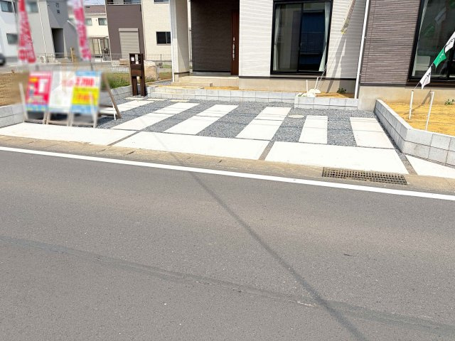 土浦市板谷4丁目25-P1　新築戸建て　12号棟の駐車場|カースペースは3台完備。ゲスト用のスペースも確保できますね♪