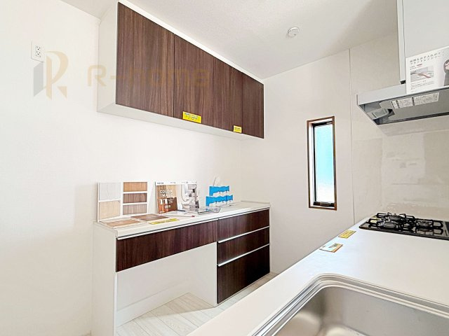 土浦市板谷4丁目25-P1　新築戸建て　12号棟のキッチン|キッチンに嬉しいカップボード付き！食器類や調理器具などの収納に便利です♪