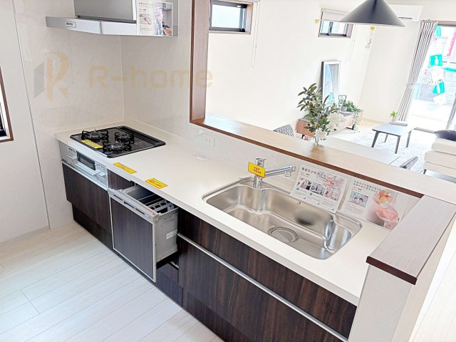 土浦市板谷4丁目25-P1　新築戸建て　12号棟のキッチン|料理をしながら家族とコミュニケーションが取れる対面式システムキッチン。便利なビルトイン食洗機付き！
