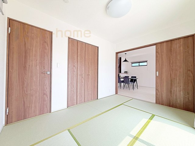 土浦市板谷4丁目25-P1　新築戸建て　12号棟の和室|フローリングより衝撃が少ない和室は、ご両親のお部屋やキッズスペース、客間としても活用頂けます。